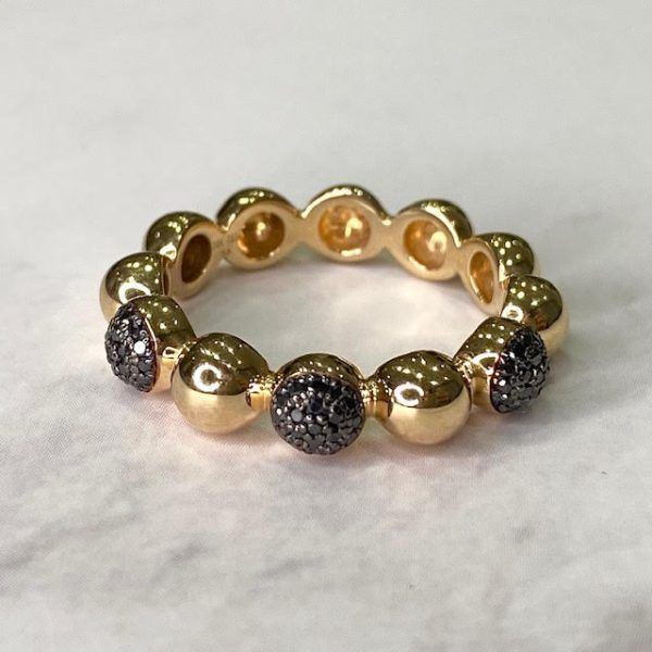 Anillo de oro amarillo con brillantes negros