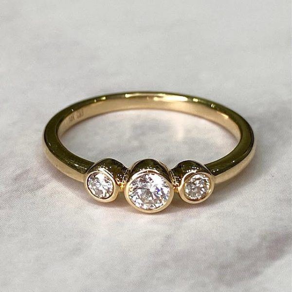 Anillo de oro amarillo con brillantes