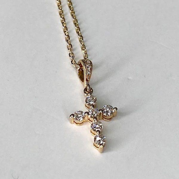 Cadena con dije de cruz con brillantes