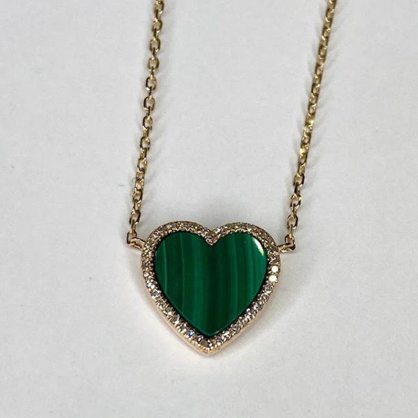 Cadena con dije de malaquita y brillantes