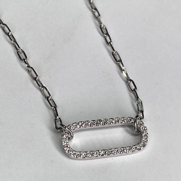 Cadena en oro blanco con dije con brillantes