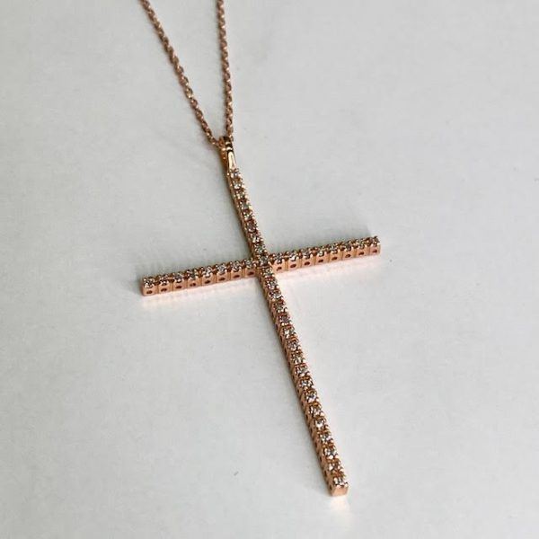 Cadena con dije de cruz con brillantes