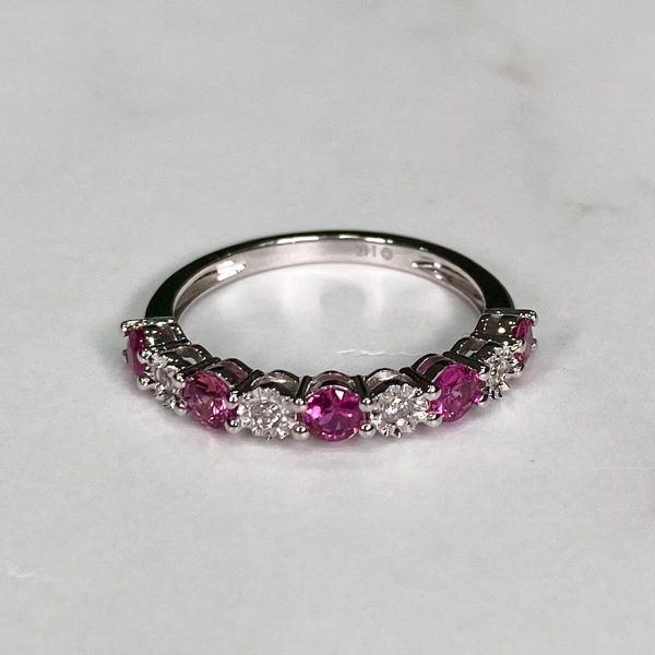 Anillo de oro blanco y brillantes con rubí