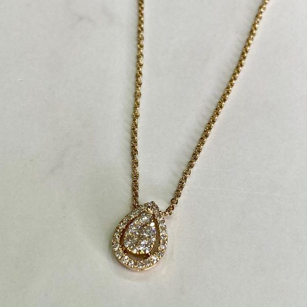 Cadena y dije en oro amarillo con brillantes