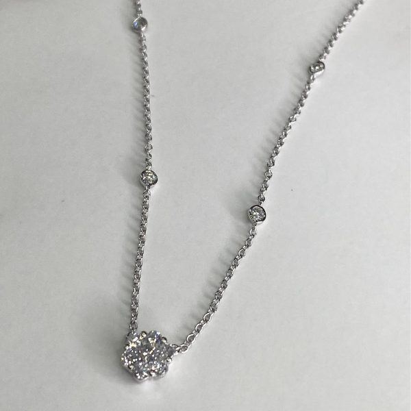 Cadena con dije en oro blanco y brillantes