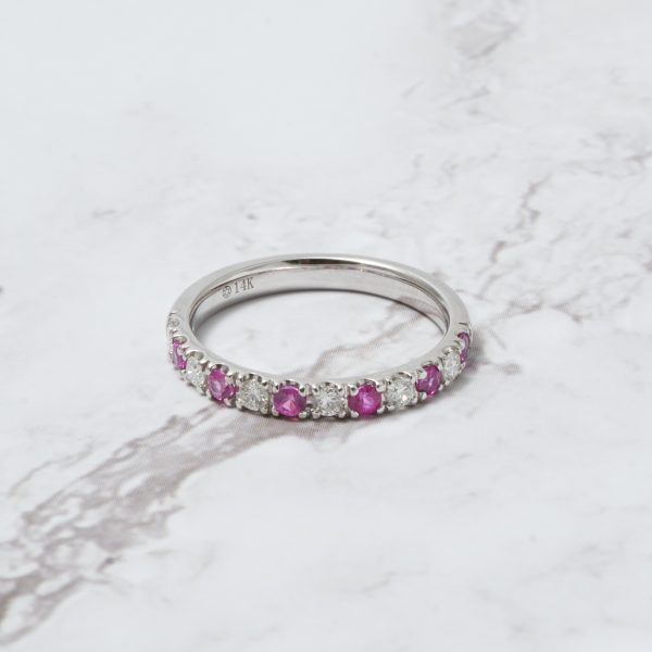 Anillo oro blanco con brillantes y rubí