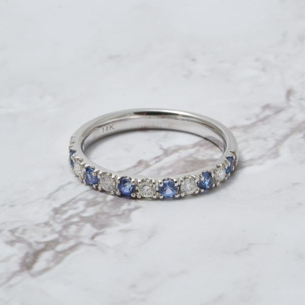Anillo oro blanco con brillantes y zafiro