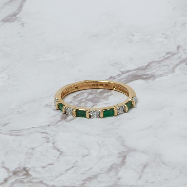 Anillo oro amarillo con brillantes y esmeralda
