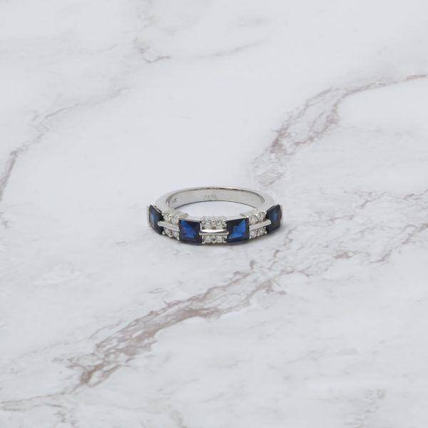 Anillo oro blanco con brillantes y zafiro