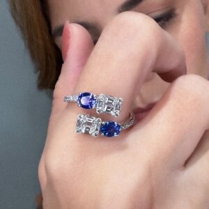 Anillo con zafiros y diamantes — “round cut” y “baguette” — en oro blanco