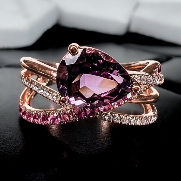 Anillo de amatista, zafiros rosados y diamantes en oro rosado