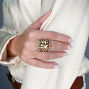 Anillo de berilo con diamantes en oro amarillo