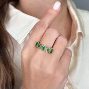Anillo de esmeralda con diamantes en oro amarillo