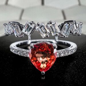 Anillo de zafiros naranjas con diamantes “baguette” y “round cut” en oro blanco