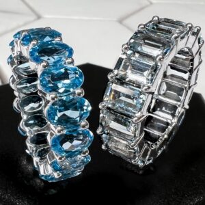 Anillo “eternity” de topacios azules en oro blanco