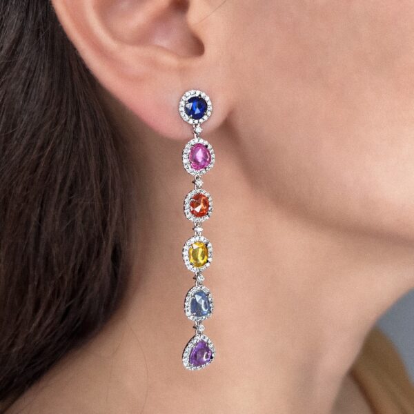 Aretes con zafiros de colores y diamantes en oro blanco