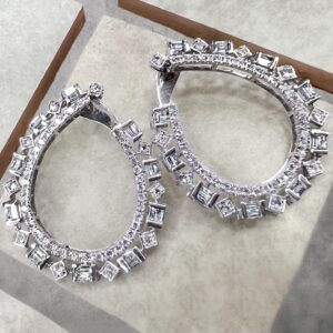 Aretes de diamantes — “round cut” y “baguette” — en oro blanco