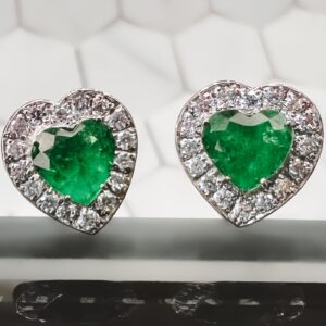 Aretes de esmeralda con diamantes en oro blanco