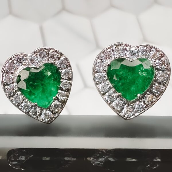 Aretes de esmeralda con diamantes en oro blanco
