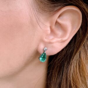 Aretes de esmeraldas con diamantes en oro blanco