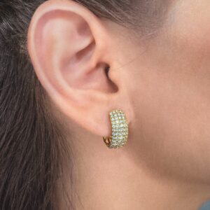 Aretes “huggies” con diamantes en oro amarillo