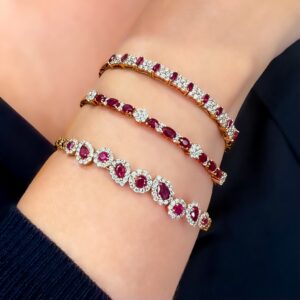 Bangle de diamantes con rubíes en oro rosado