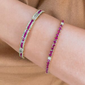 Bangle de rubíes con diamantes (cortes “baguette y “round cut”) en oro amarillo.