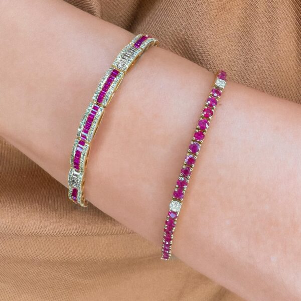 Bangle de rubíes con diamantes (cortes “baguette y “round cut”) en oro amarillo.