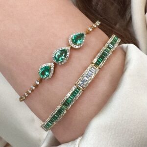 Brazalete de esmeraldas con diamantes “corte redondo” en oro amarillo