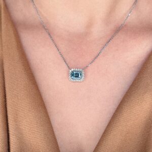 Collar de aguamarinas con diamantes en oro blanco