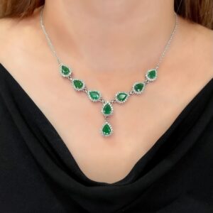 Collar de esmeraldas con diamantes en oro blanco